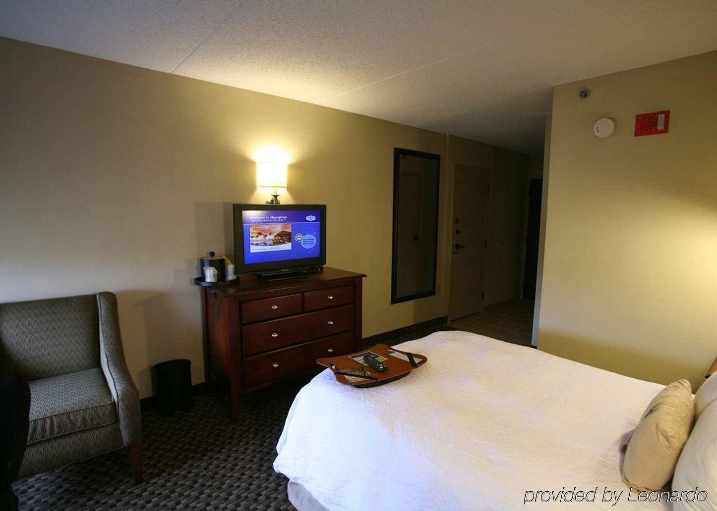 Hampton Inn Detroit Northville Стая снимка