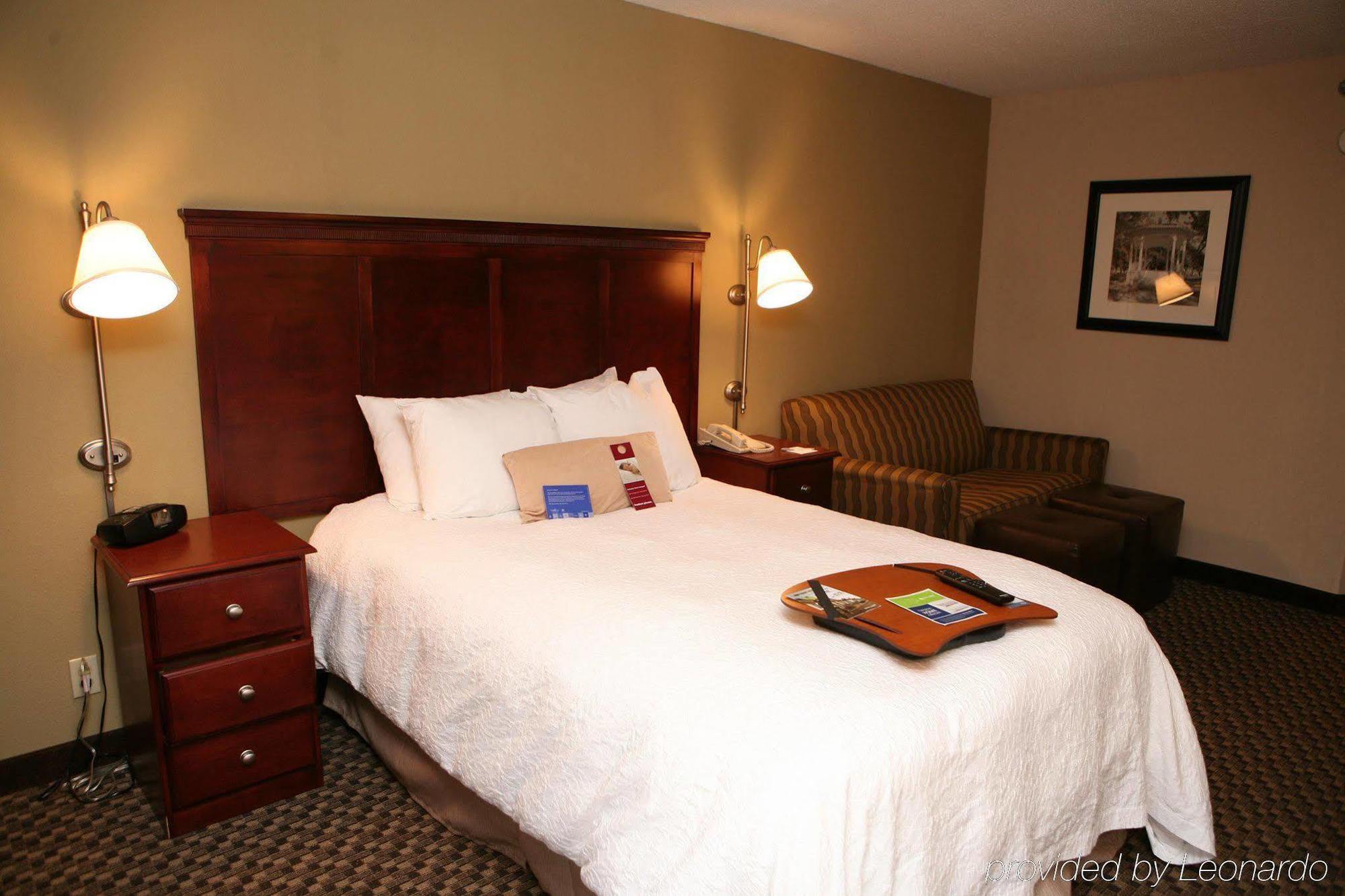Hampton Inn Detroit Northville Стая снимка