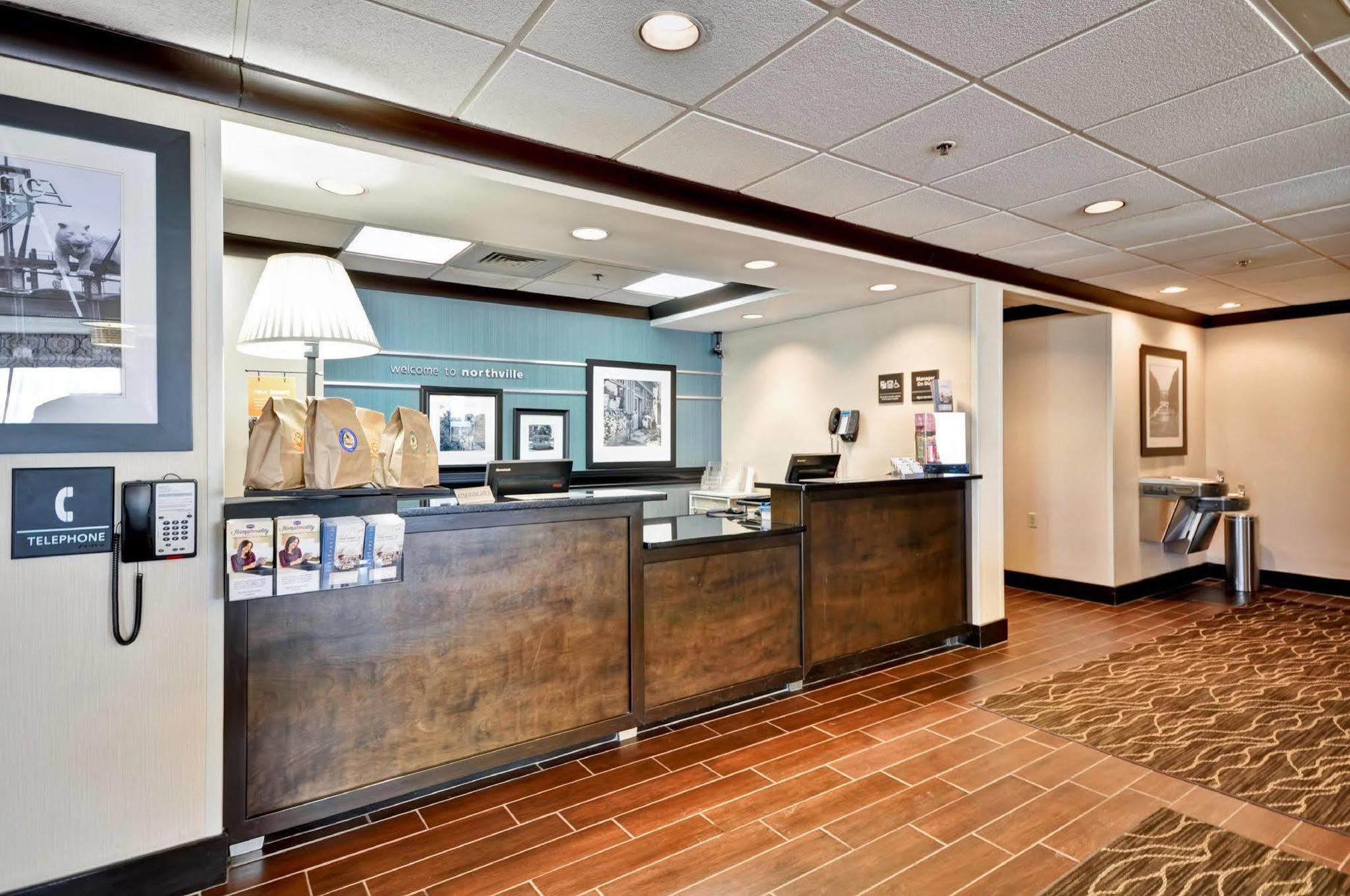 Hampton Inn Detroit Northville Екстериор снимка