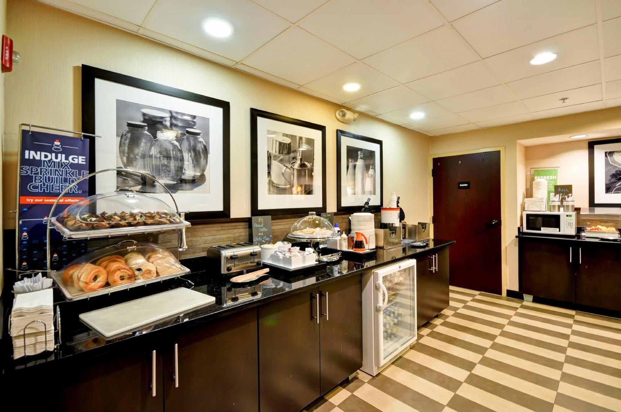 Hampton Inn Detroit Northville Екстериор снимка
