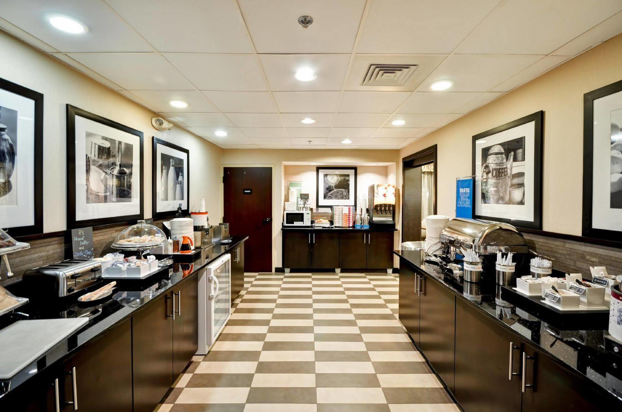Hampton Inn Detroit Northville Екстериор снимка
