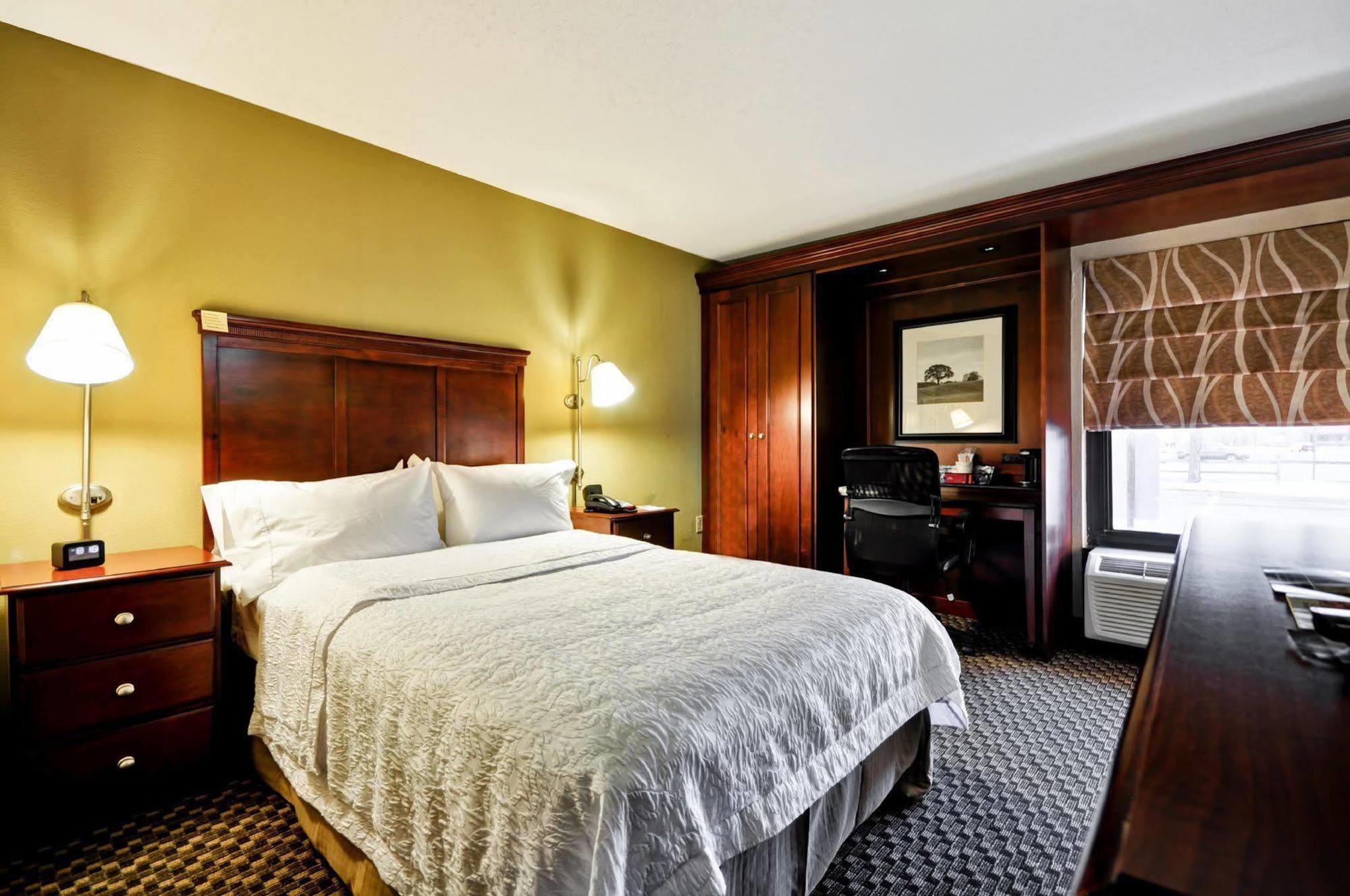 Hampton Inn Detroit Northville Екстериор снимка
